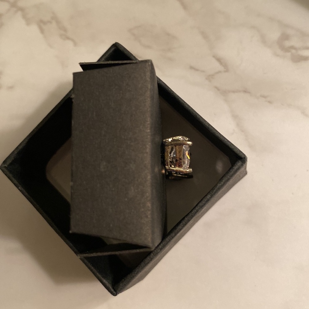 Square studs - Picture 3 of 3